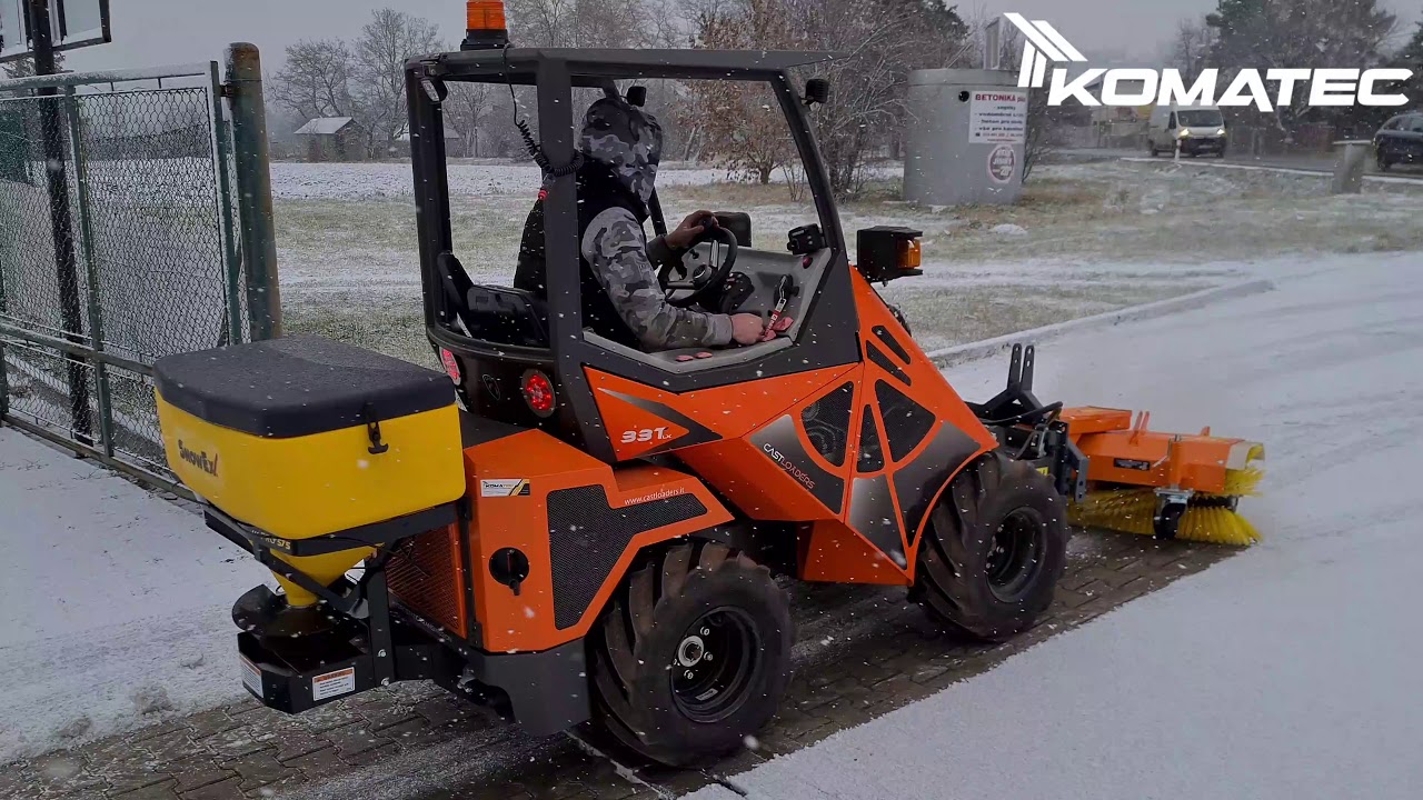 CAST 33 TLX se zametacím kartáčem a sypačem