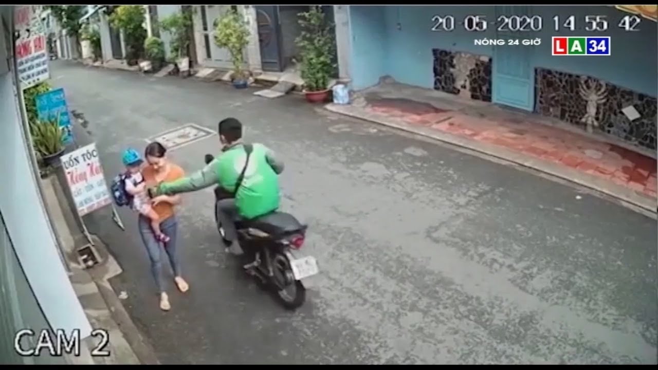 Camera nóng | Người mặc áo xe công nghệ giật điện thoại phụ nữ đang ẵm con | LONG AN TV
