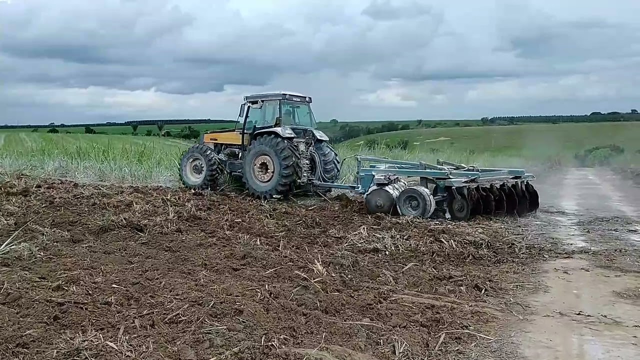 Gradeando terra para novo plantio de cana de açúcar.