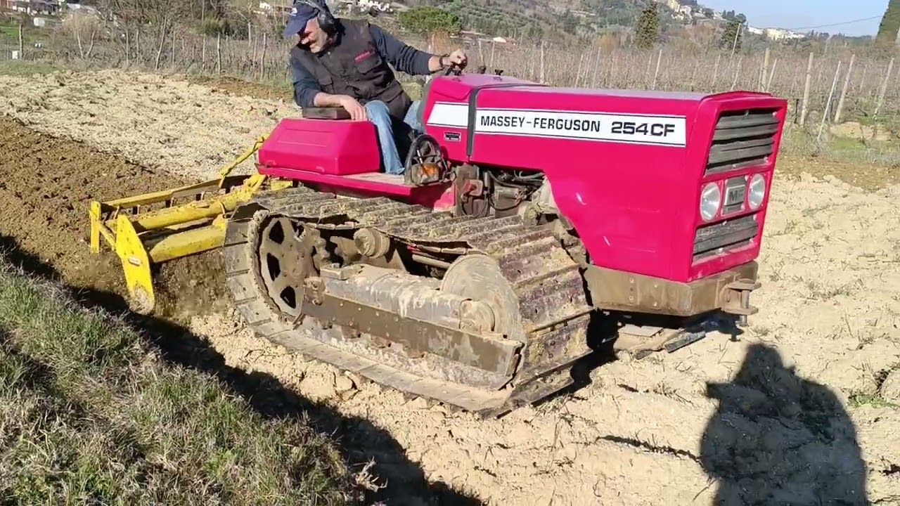 Fresatura con trattore cingolato nelle campagne di San Miniato (Pi)