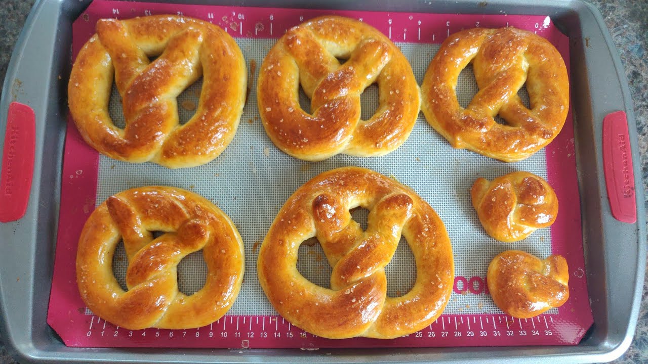 德国碱水面包（蝴蝶面包 扭结面包）自己做更好吃  Homemade Easy and Soft Mall Pretzels.