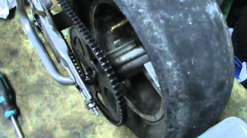 Minimoto. Video Manual Taller.  2 Desmontar rueda trasera. Video service manual, remove rear wheel