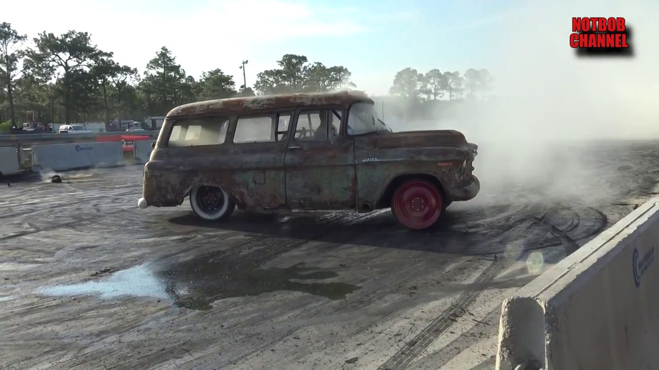 Old Skool Chevy Suburban In The Burnout Pit - 2017 ATOMIC BLAST