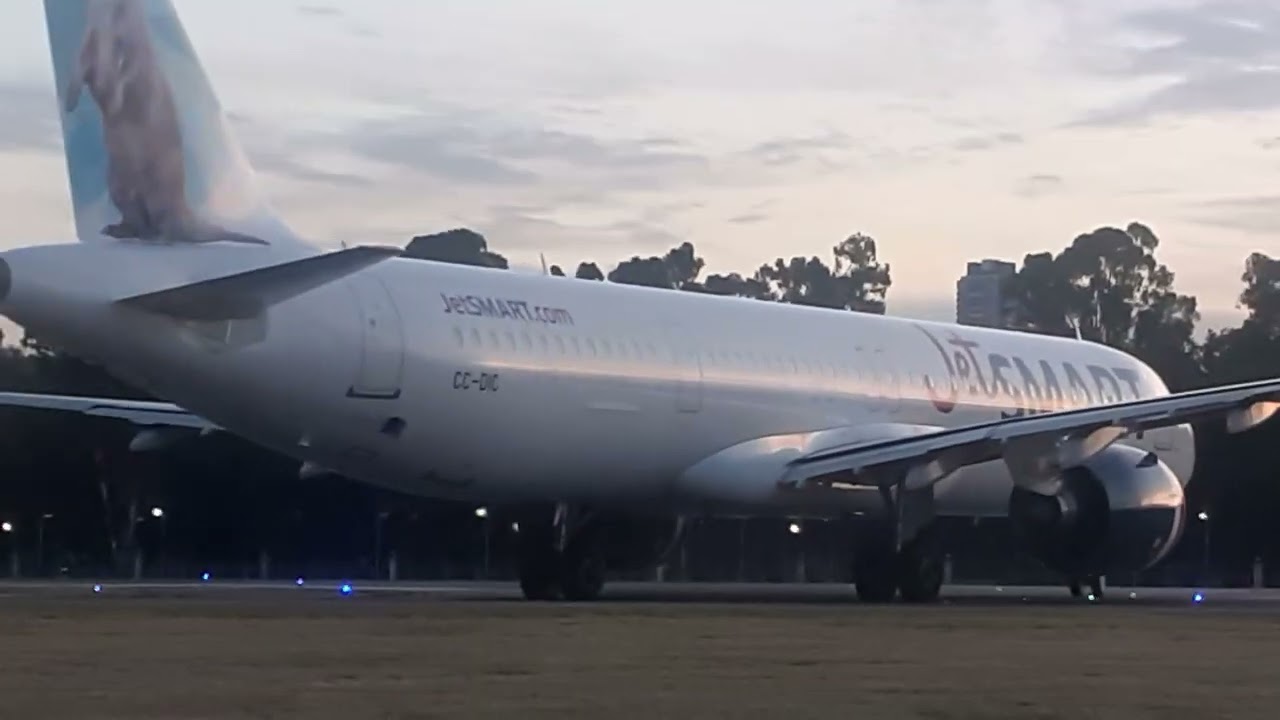 Airbus A 321 Neo CC-DIC JetSmart pista 13