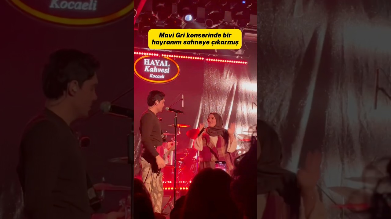 Mavi Gri sahnesine bir seyircisini davet etmiş ve ortaya bu g&uuml;l&uuml;mseten anlar &ccedil;ıkmış