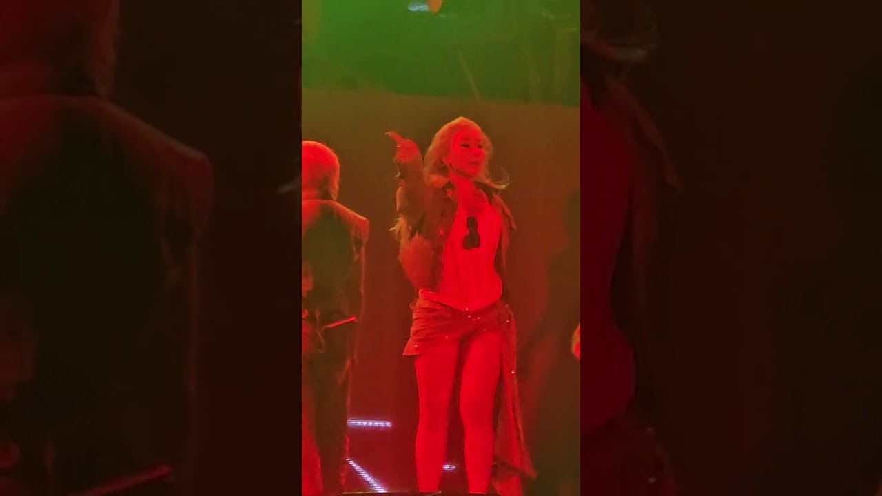 310825 2ne1 @ waterbomb  singapore - i am the best / go away