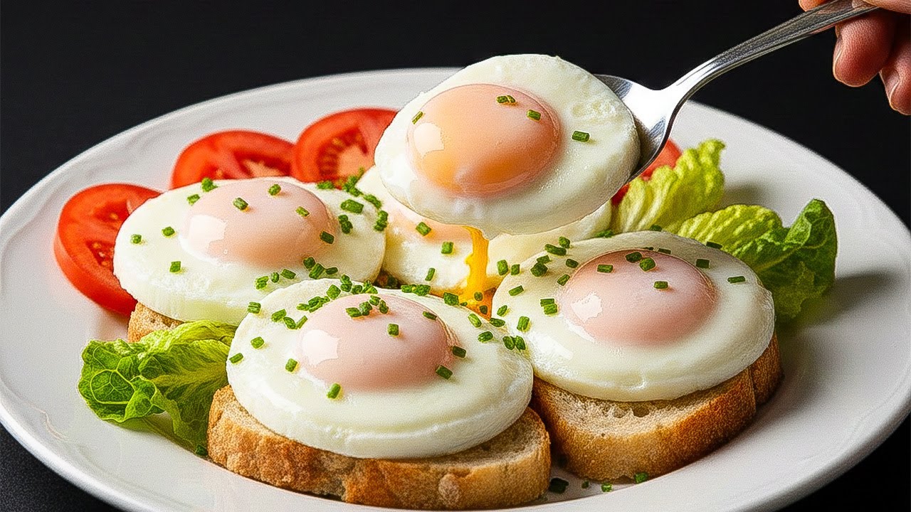 Everyone Fries Eggs… Until They Try This Easy Poaching Method