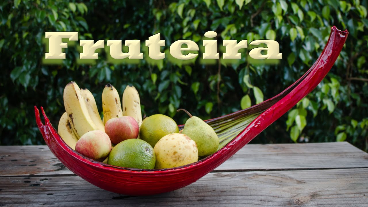 Fruteira com cacho de coquinho