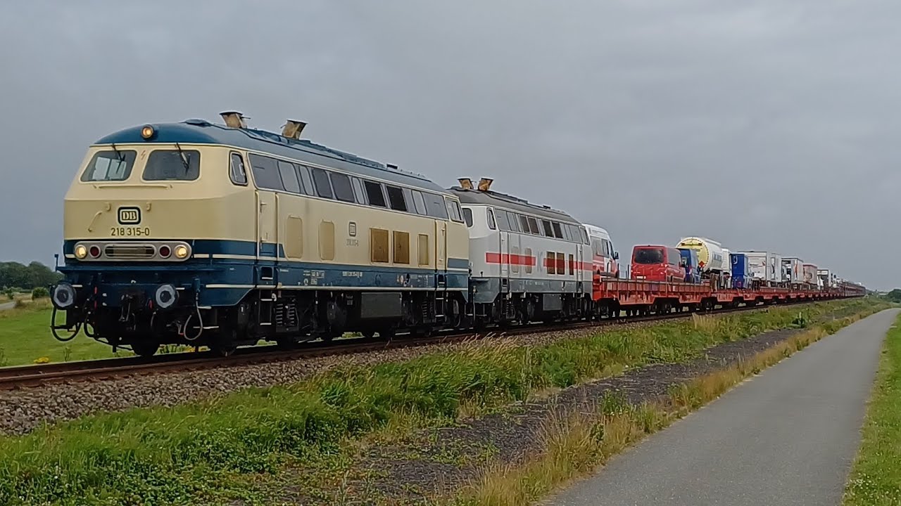Bunter Bahnverkehr auf der Marschbahn: BR 218 315 + 218 341 am Sylt Shuttle, BR 218 497 + IC