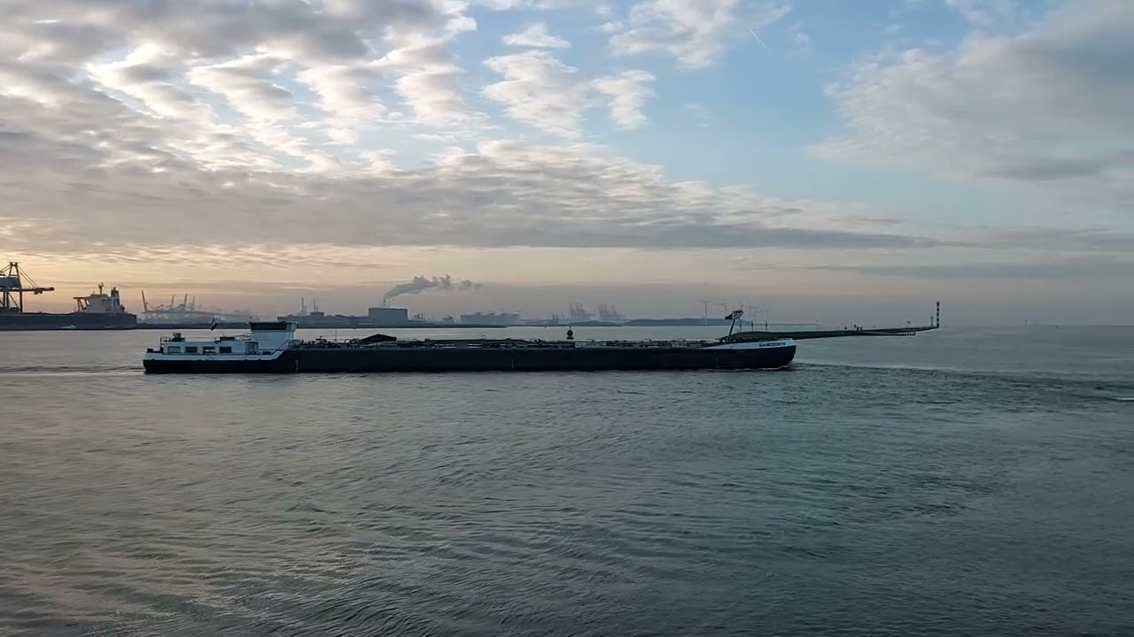 SARDONYX vaart het Calandkanaal uit en de Nieuwe Waterweg op.    18-01-2026