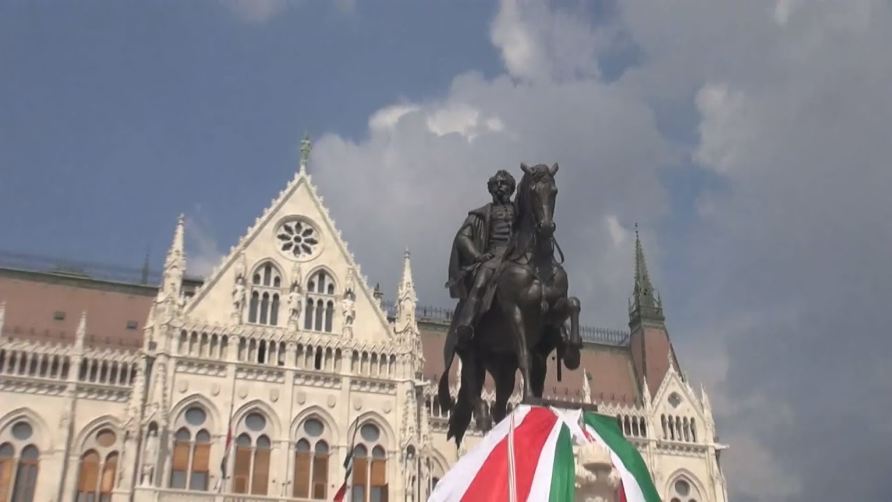 Újraavatták Andrássy Gyula lovasszobrát