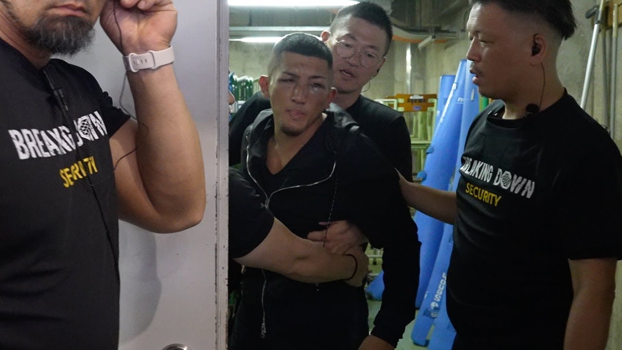試合後も怒りが収まらない森が裏側でも警棒を持って暴れ、強制退場させられていた。