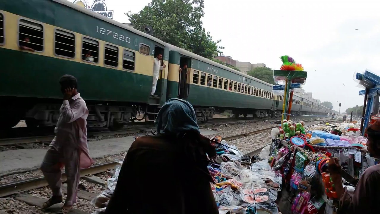 17Up Millat Express with HGMU 30-R 8228 at wireless gate karachi