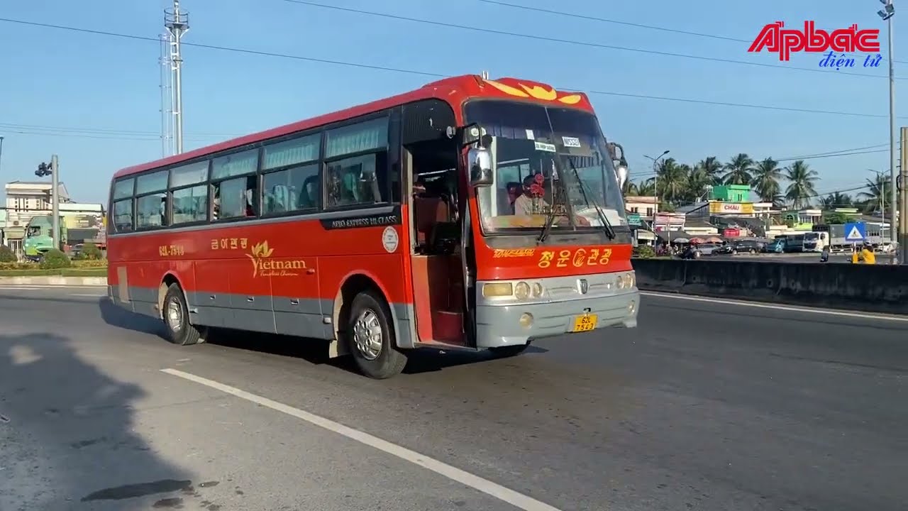 Nguy cơ mất an toàn giao thông từ xe đưa đón công nhân | Báo Ấp Bắc Online