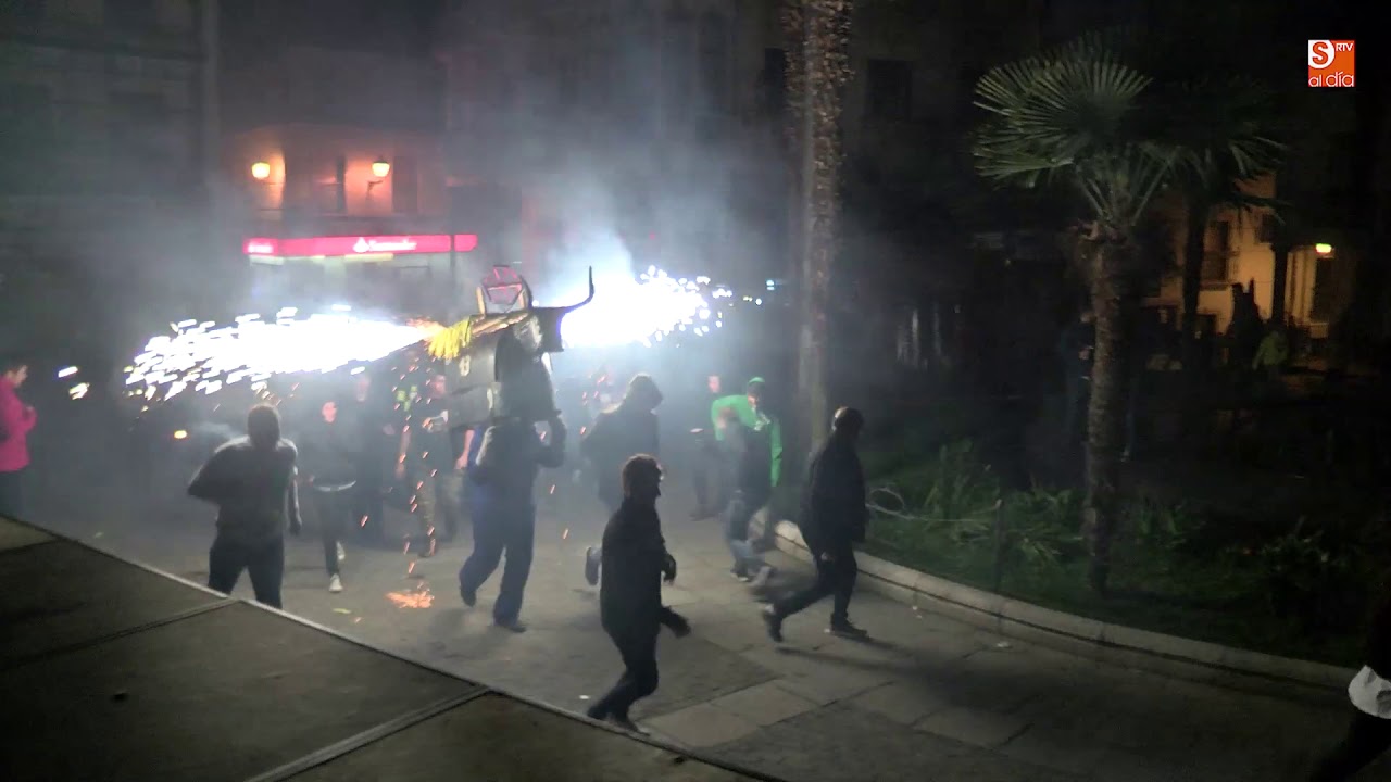 Toro de fuego con buscapiés en Alba de Tormes