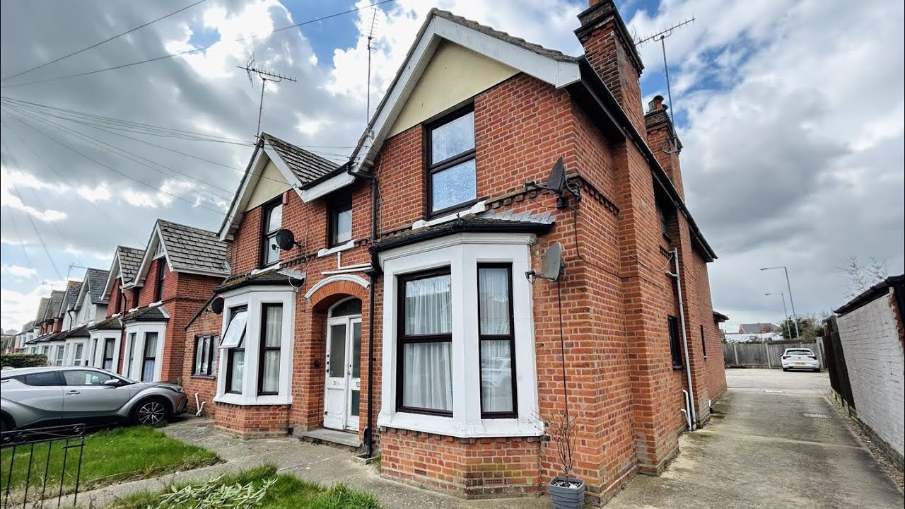 ONE BEDROOM FLAT LOCATED CLOSE TO AMENITIES, RAILWAY STATION