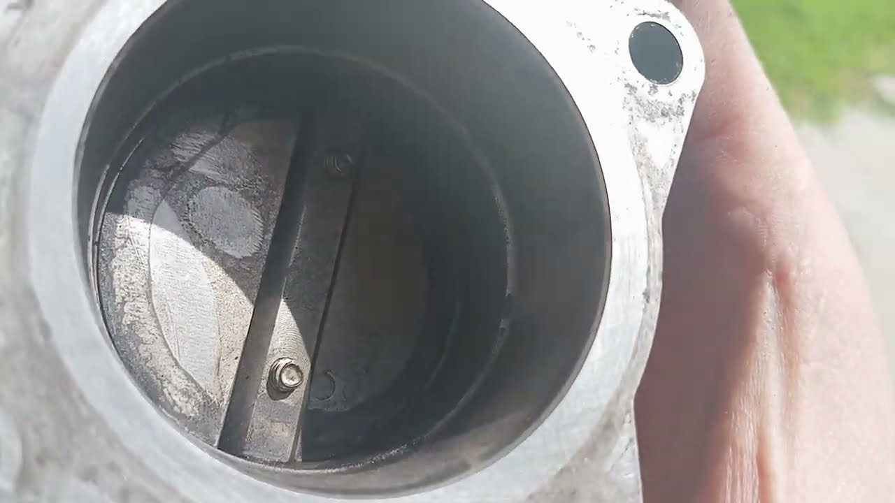 Закидало маслом дроссельную заслонку 🛠️