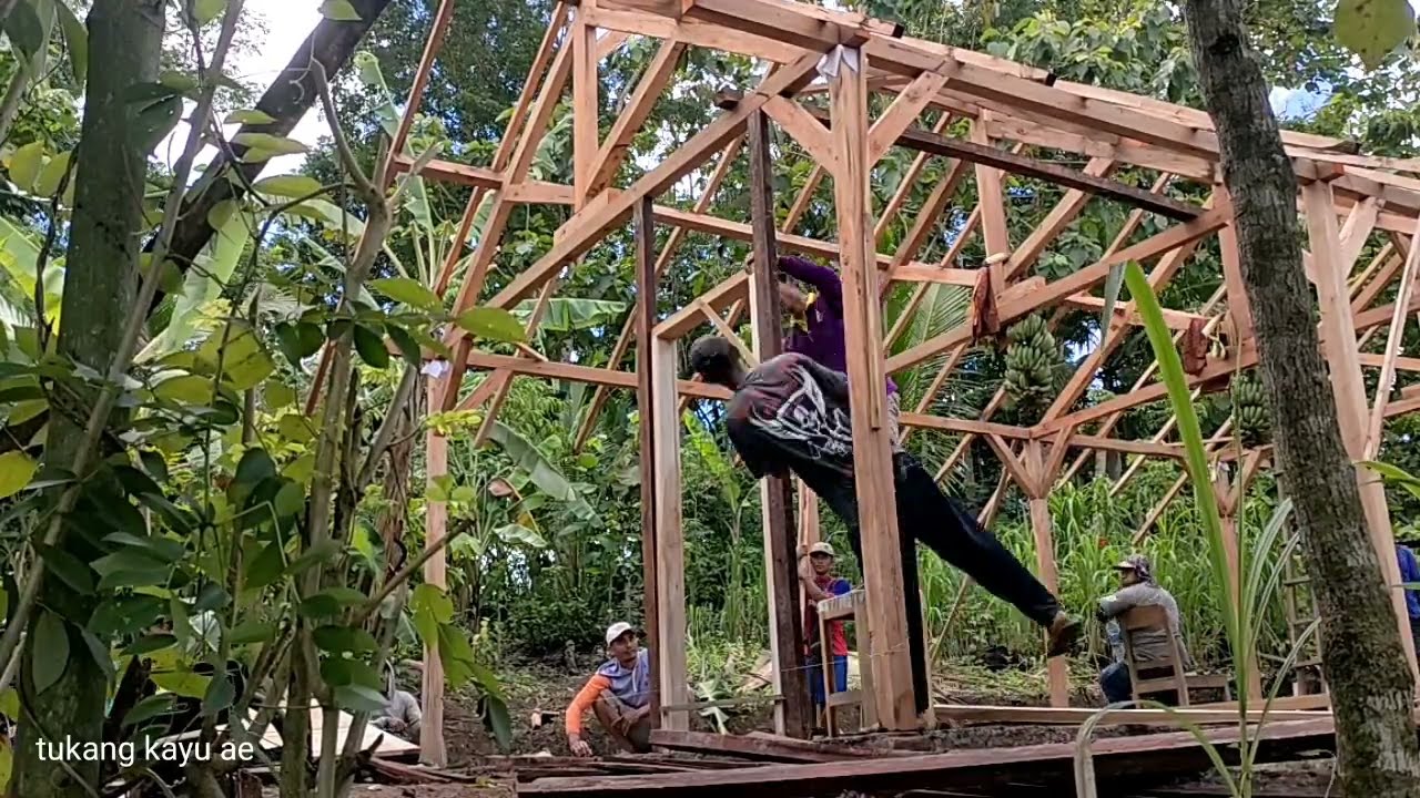 Tetangga mendirikan rumah kayu rumah desa - kontruksi rumah tahan gempa