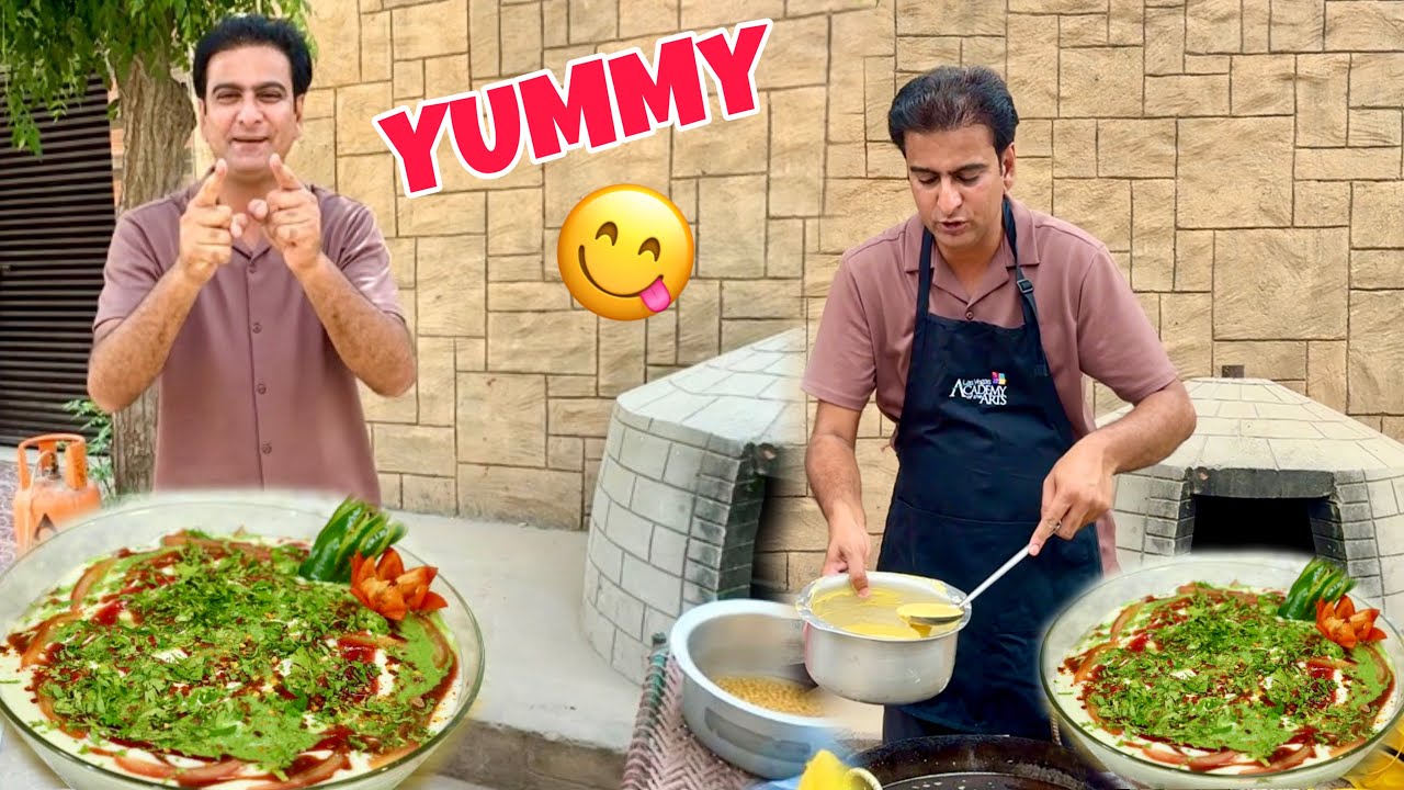 Spicy Dahi Bhallay Bna k Distribute kr diay