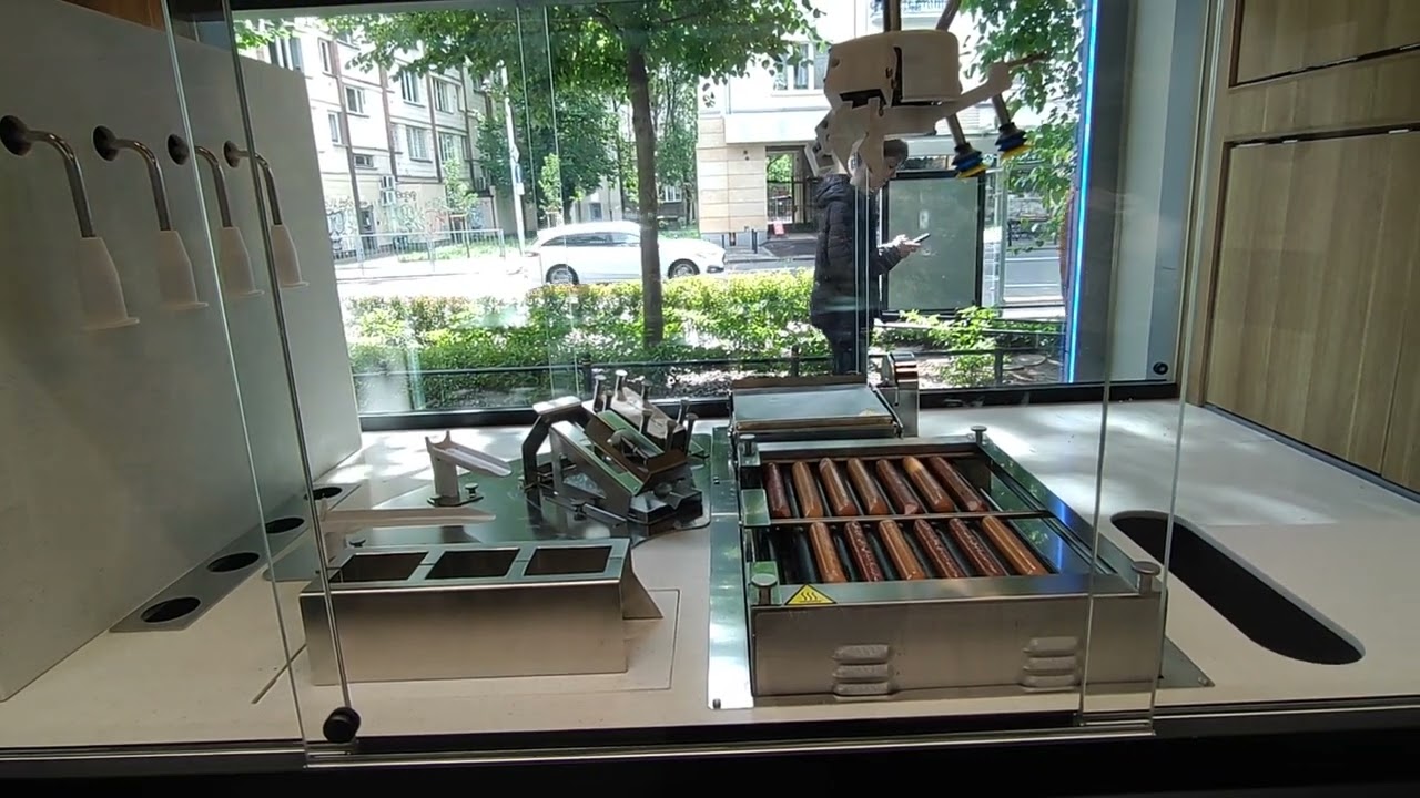 Robot robi hot-doga w Żabce Nano