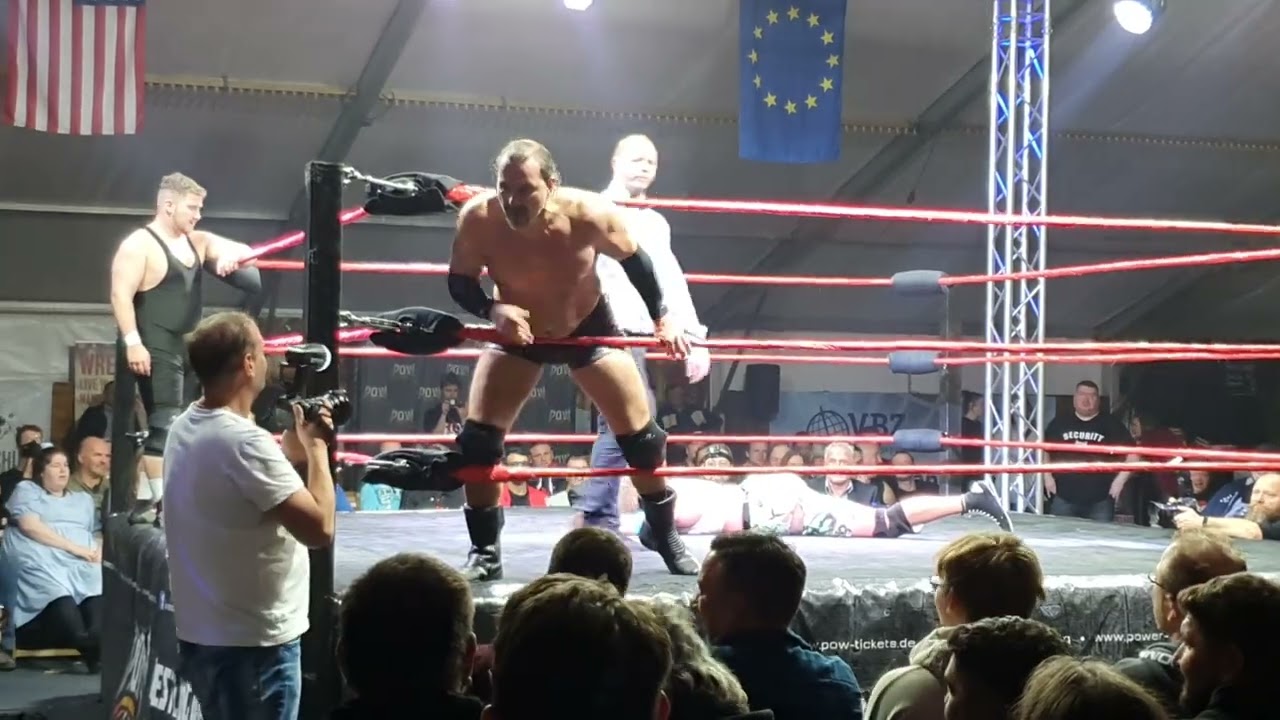 Ulf Herman mit Tochter Bozilla. Wrestling Pow in Hannover 14.10.2022.