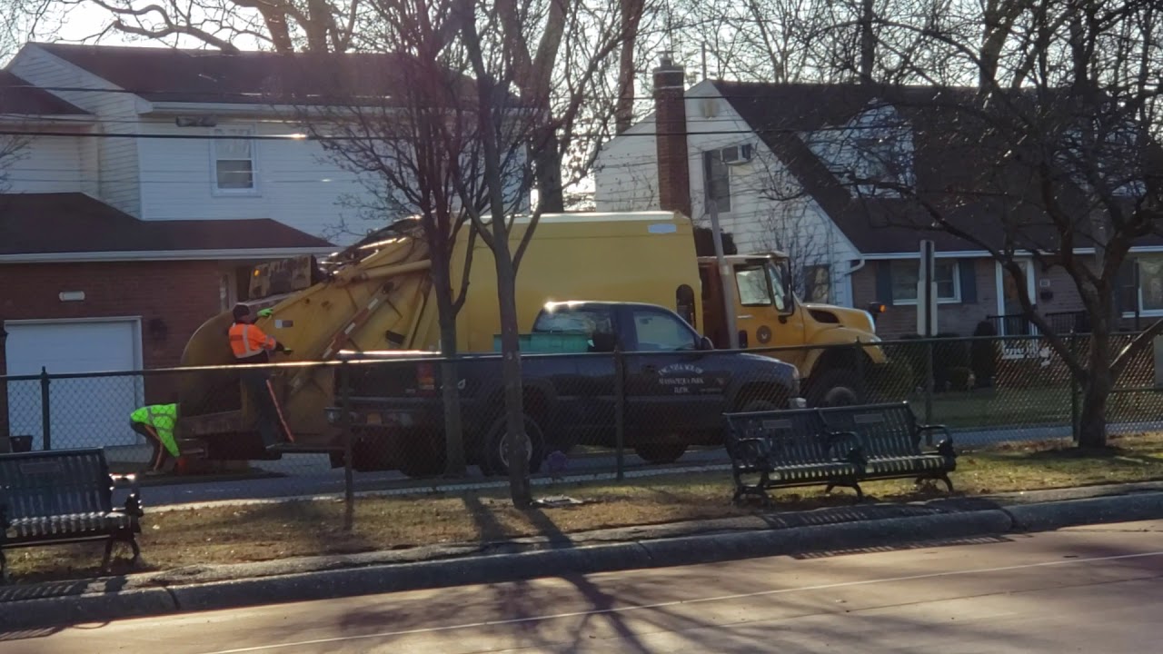 Town Of Oyster Bay International With Leach Rear Loader