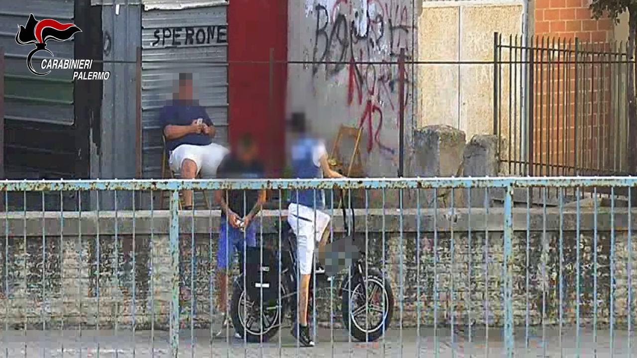 Palermo, baby pusher consegnano la droga in bicicletta