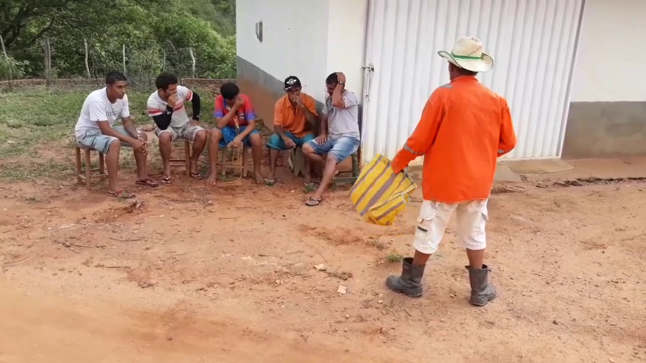 Seu Mane fica furioso com Seu Antonio.