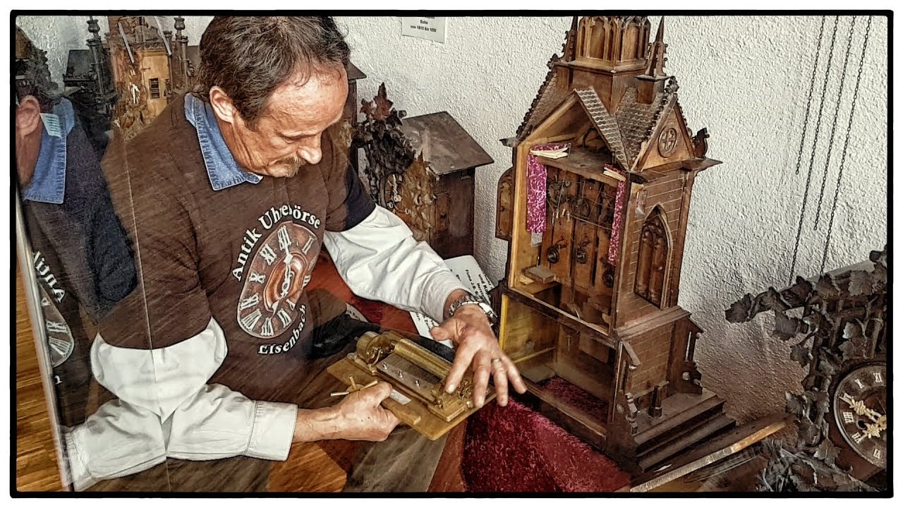 Mit Hubert Wursthorn und Uhrmacher in der Heimatstube um Johann Baptist Beha Uhren anzuschauen