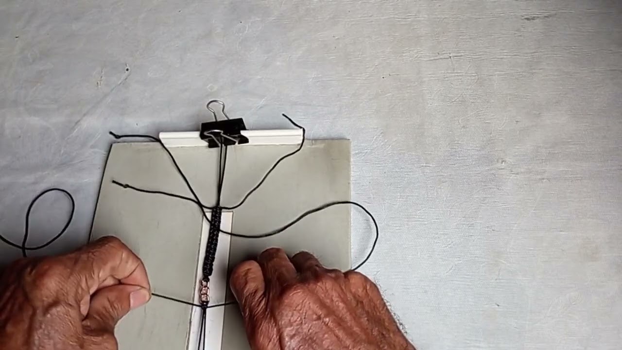 fazendo  pulseira de macramé com corrente pra iniciantes 