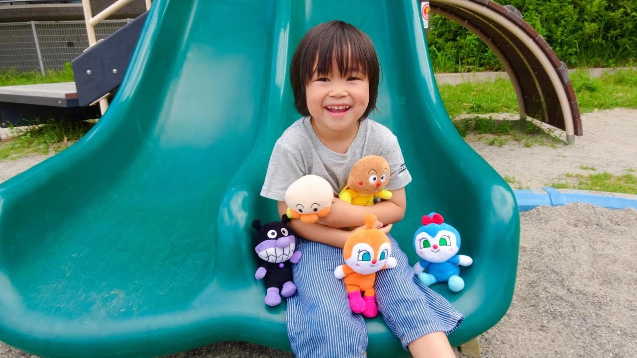 公園でアンパンマンたちとすべり台で遊ぼう！ レオスマイル