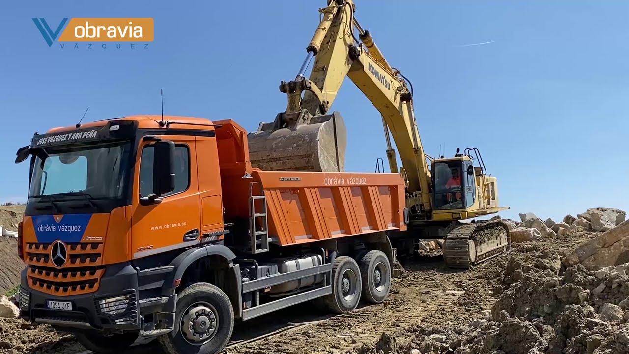 Construcción muro de escolleras en Málaga, carga cantera, transporte y colocación de la piedra.
