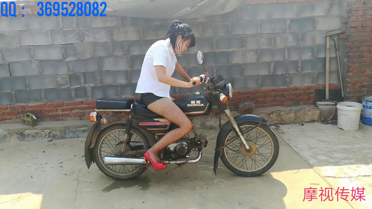 雨婷踩发嘉陵摩托车