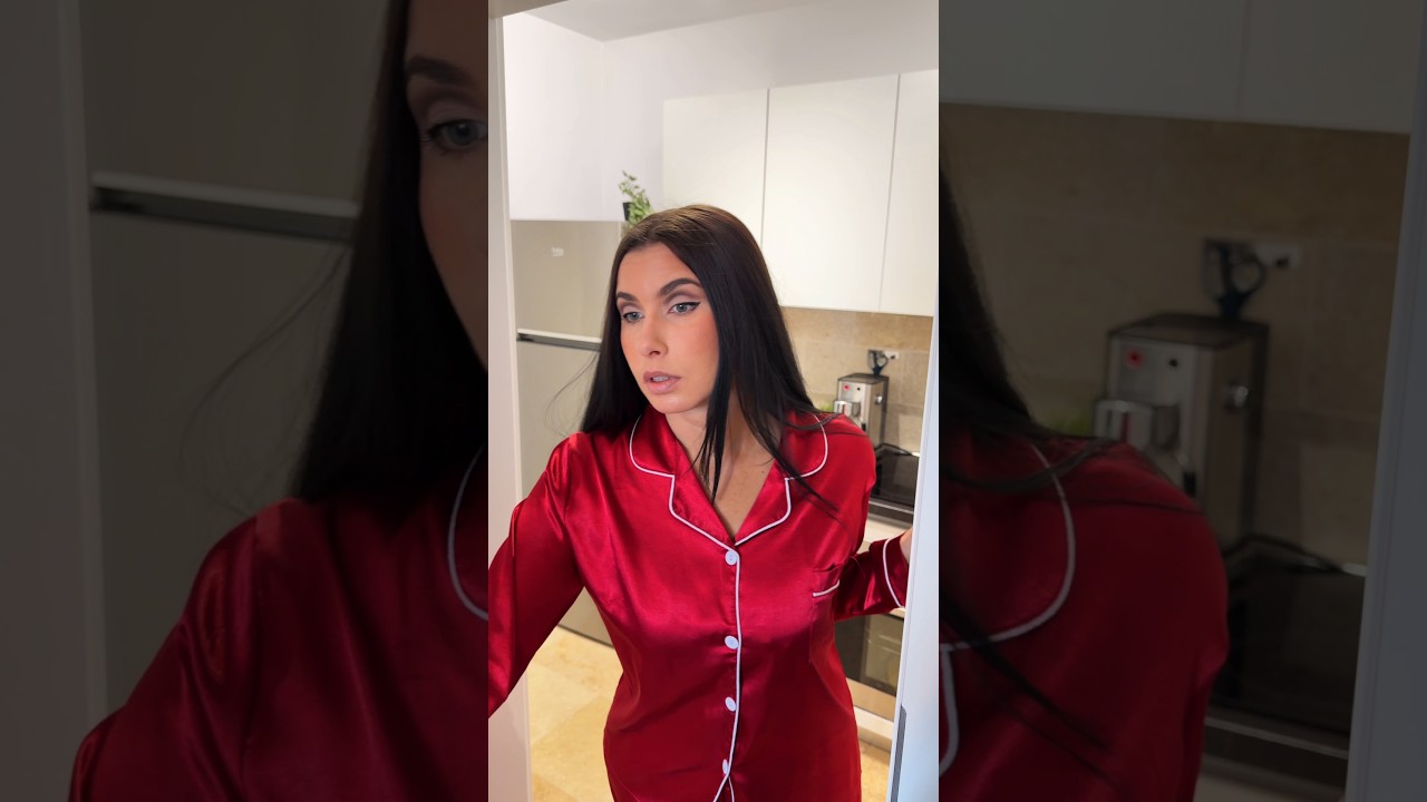 Za każdym razem sprawdza to przed snem. #para #celemałżeńskie #humorparowy #komedia