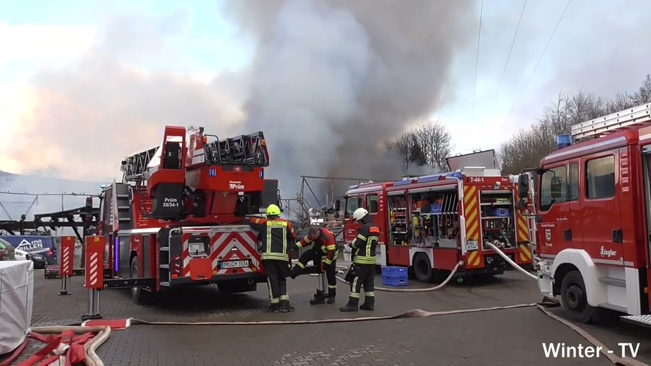 Feuer: Industrie Brand bei Plütscheid 28.01.2022 // Großeinsatz für die Feuerwehr