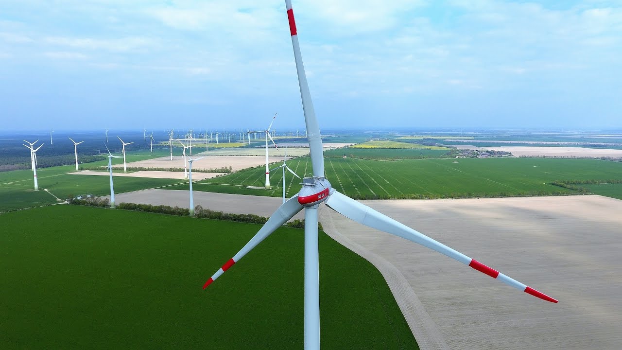 Enercon und HSW Windräder aus der Luft bei starkem Wind, Dji Phantom 4 Drohne