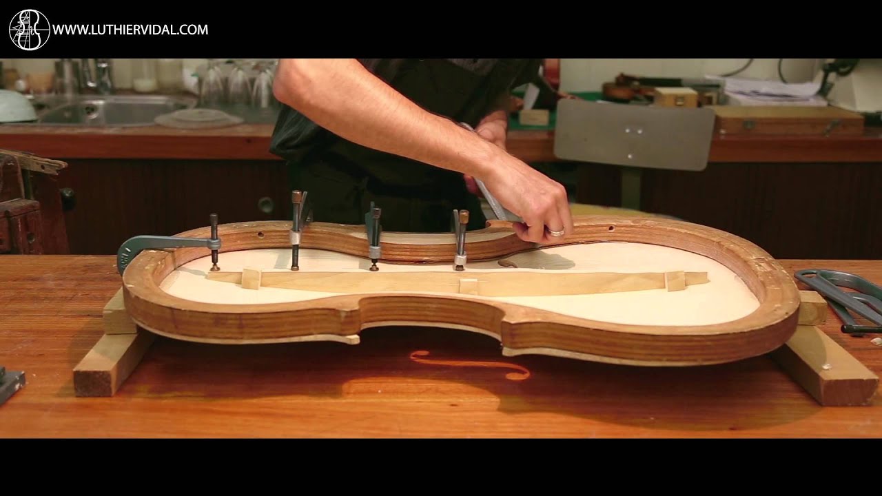 La construcción de un violonchelo, Building a Cello (
