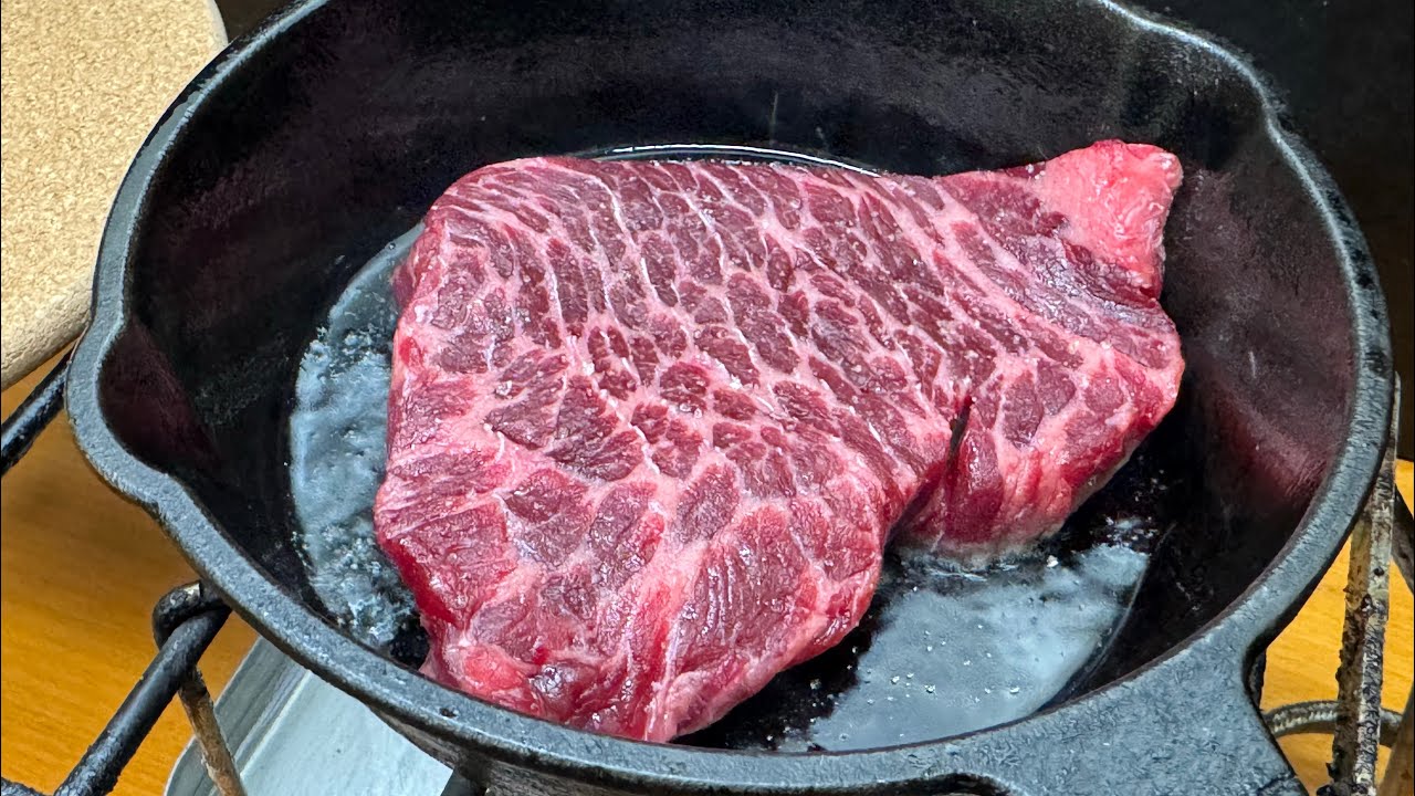 【生でも食える】地球上で一番デカい哺乳類のステーキを焼いて…焼いて……クソデカメーカーズマークとの別れを惜しむだけの動画