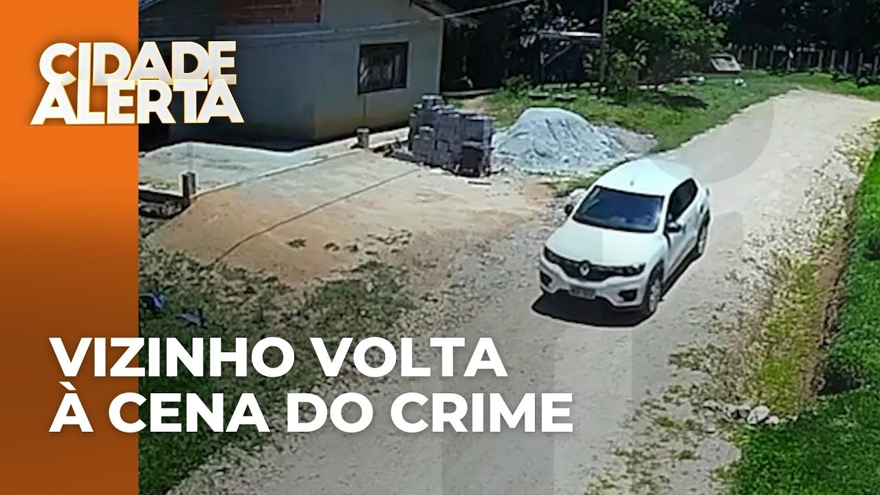 Imagens mostram vizinho suspeito de matar pai e filho voltando à casa da família depois do crime