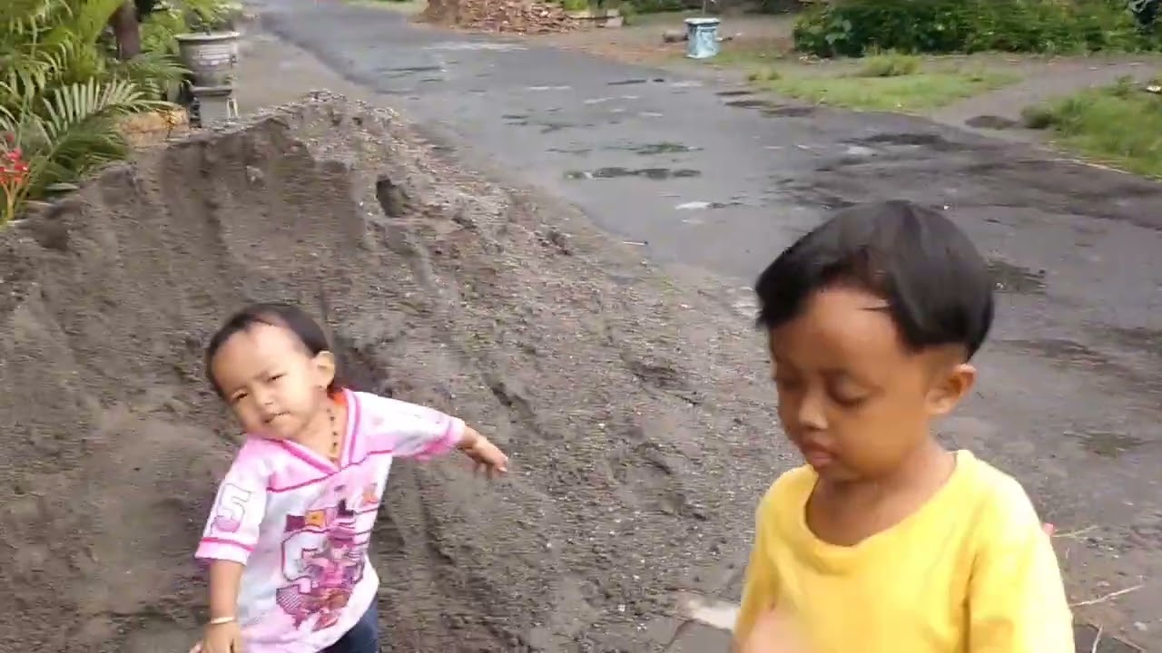 HUJAN DERAS,AIR BANJIR.PASANG PAVING BLM SELESAI