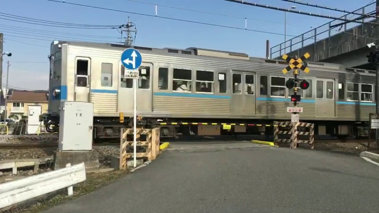 寄居駅付近の2つの踏切（JR八高線・秩父鉄道の複線の踏切、東武東上線の踏切）　埼玉県