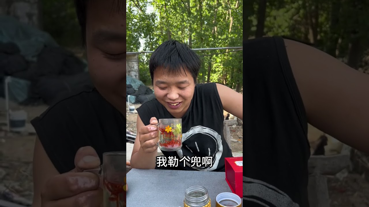 用辣椒丝当成藏红花泡茶给姐夫小舅子喝，俩人一点没发现！太逗了 #搞笑视频 #姐夫小舅子