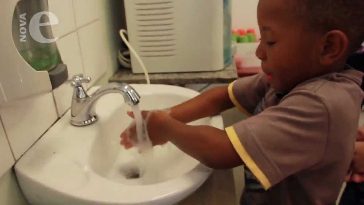 Hora de lavar as mãos na creche: higiene para bebês e crianças pequenas