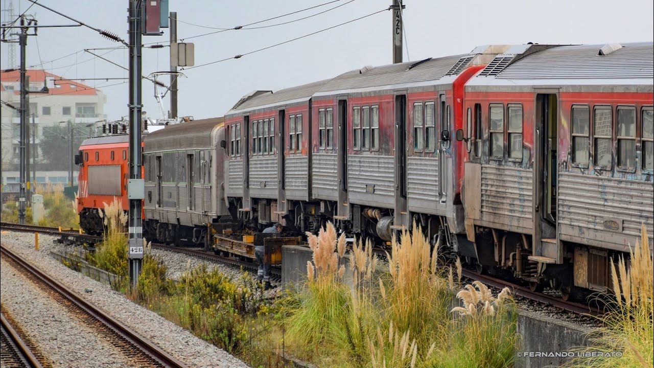 Transporte automotora CP9637 (via estreita) com zorra e locomotiva CP2627.