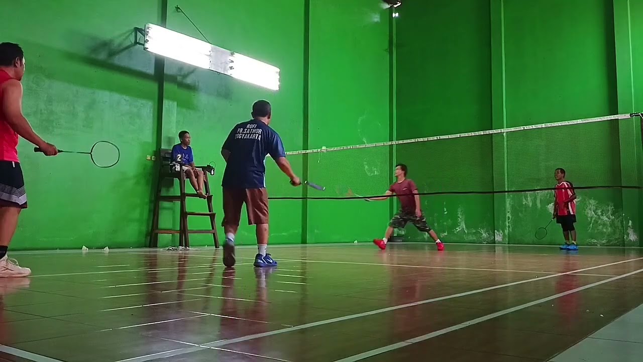 Sama sama berambisi menang - Badminton Tarkam Indonesia