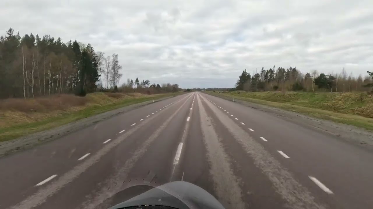 Landning med Jas 39 Gripen på bilväg