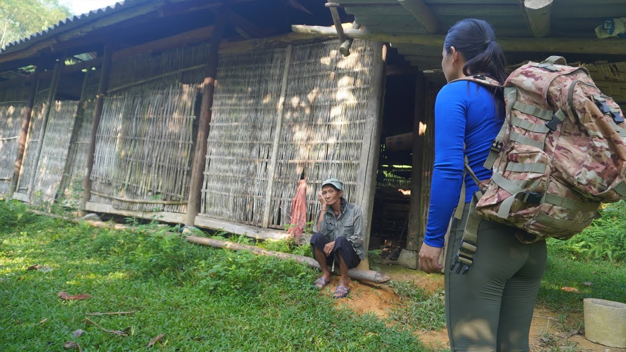 A poor old lady in a dilapidated house received gifts and help from a kind girl to repair her house.
