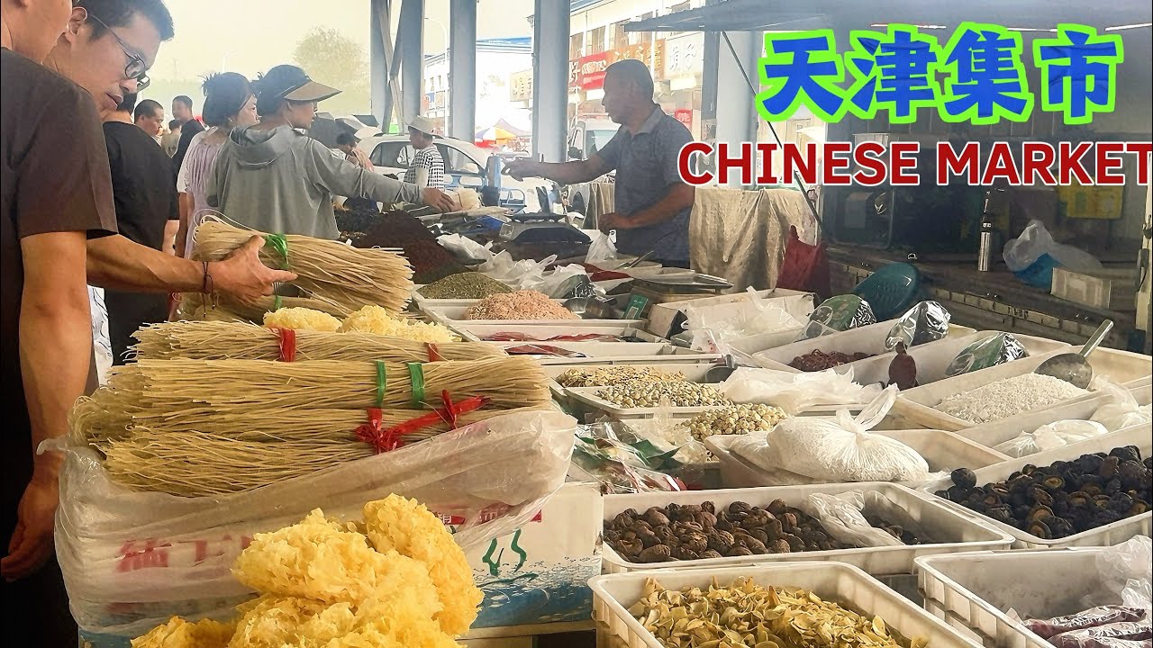 中国天津赶大集，感受浓浓的乡村烟火气，享受在琳琅满目的商品中仔细寻宝的快乐，五彩斑斓的遮阳篷下，村民们摆放着新鲜的瓜果蔬菜，散发着自然的清香/CHINESE MARKET/4K