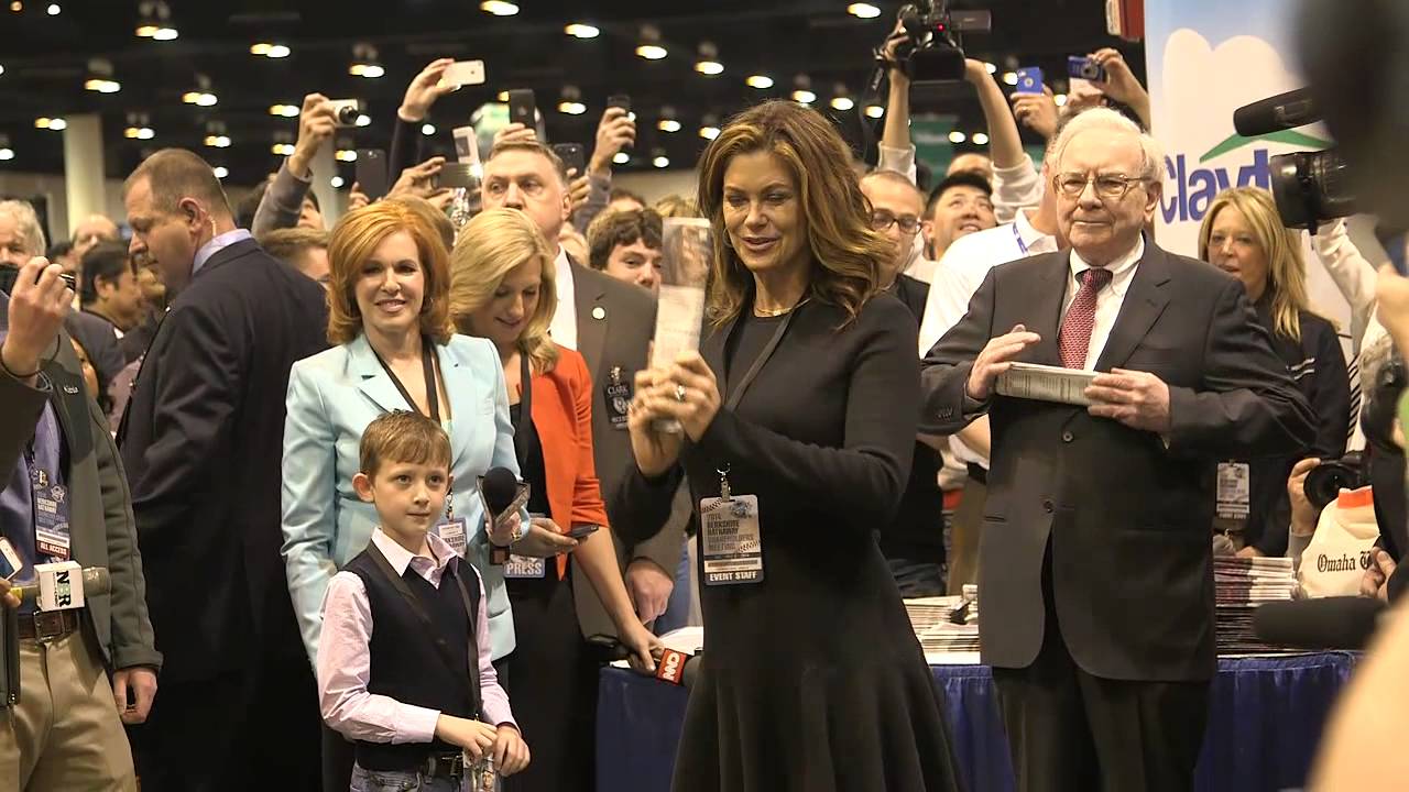 Warren Buffett Tosses Newspaper