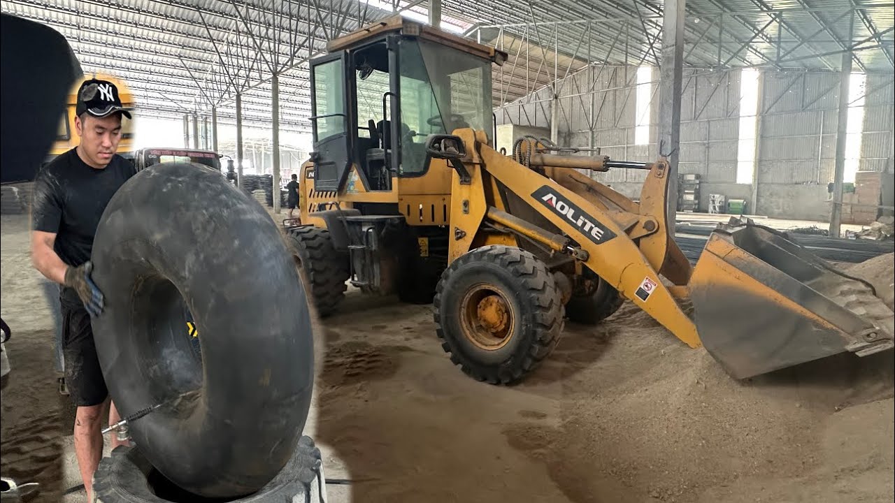 Construction machine tire repair rescue Giang's daily tire repair work